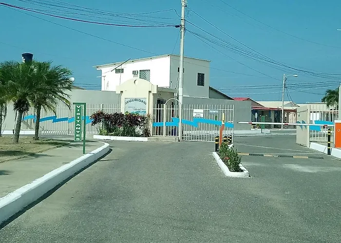 Beach House In Punta Carnero Salinas / Casa